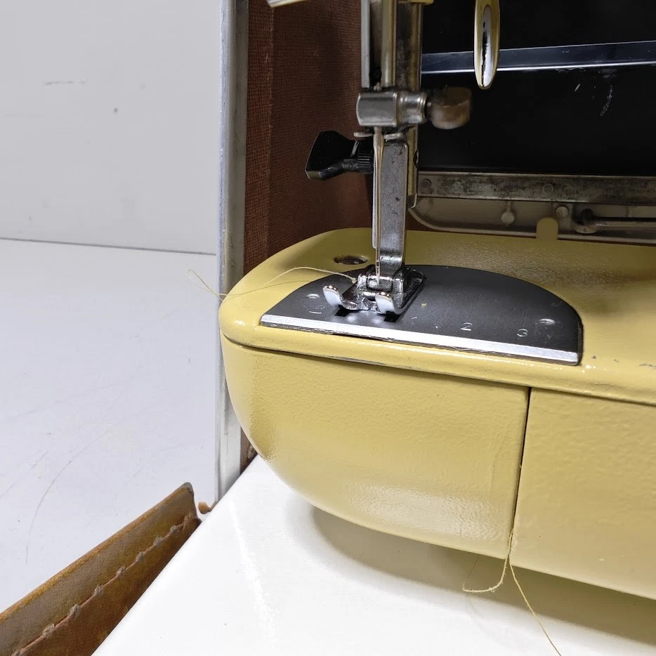 Máquina de coser Husqvarna Viking Husqvarnamatic 250 - tal cual, para piezas Foto 4 de 4