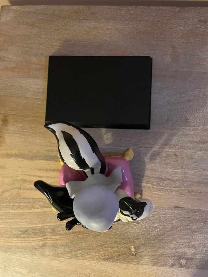Pepe Le Pew Zie Broken Heart Love Looney Tunes Spotlight Pepe Le Pew Zie Broken Heart Love Looney Tunes Spotlight