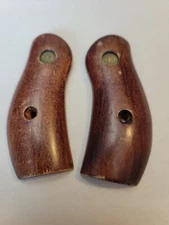 NEF Magna Style, Round-Butt Revolver Grips, W/ Medallion no Screws