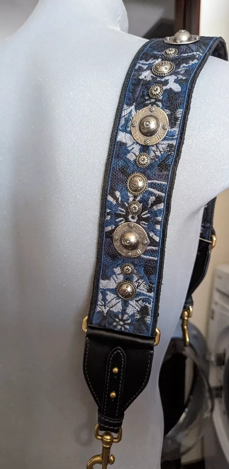Christian Dior   Bracelet sac à main embelli, bleu noir, médaillons argent