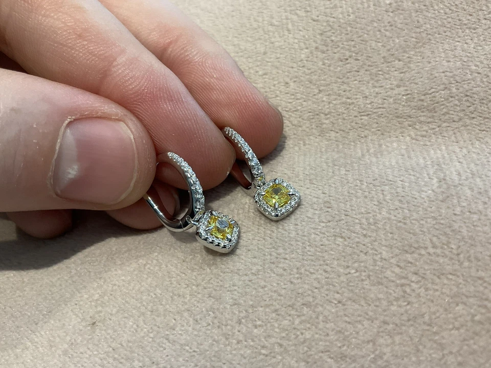 Pendientes de corte princesa canario de diamantes de 1,51 quilates enchapados en platino 925 Foto 3 de 4
