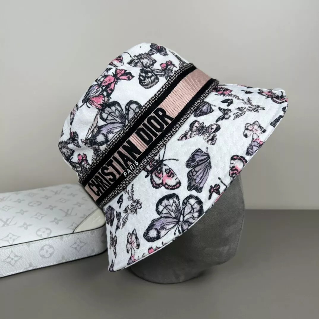 Chapeau seau Dior rose et violet imprimé papillon d'occasion, élégant et romantique
