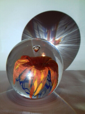 Großer Vintage Glas Briefbeschwerer mit orangen Blüten und blauen Wellen 10cm 1450g