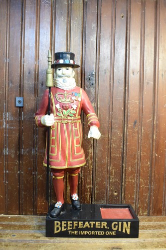 BEEFEATER GIN BOTTLE STAND STATUE FIGURINE SIGN VINTAGE 1960s HONG KONG DISPLAY