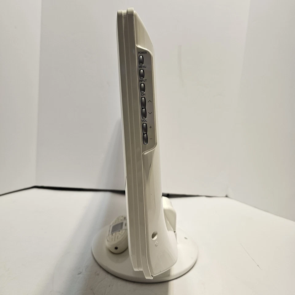 SHARP LC-19SK24U-W WHITE LCD /HDTV FLAT PANEL RETRO GAMING TV With Remote - Image 2 of 4