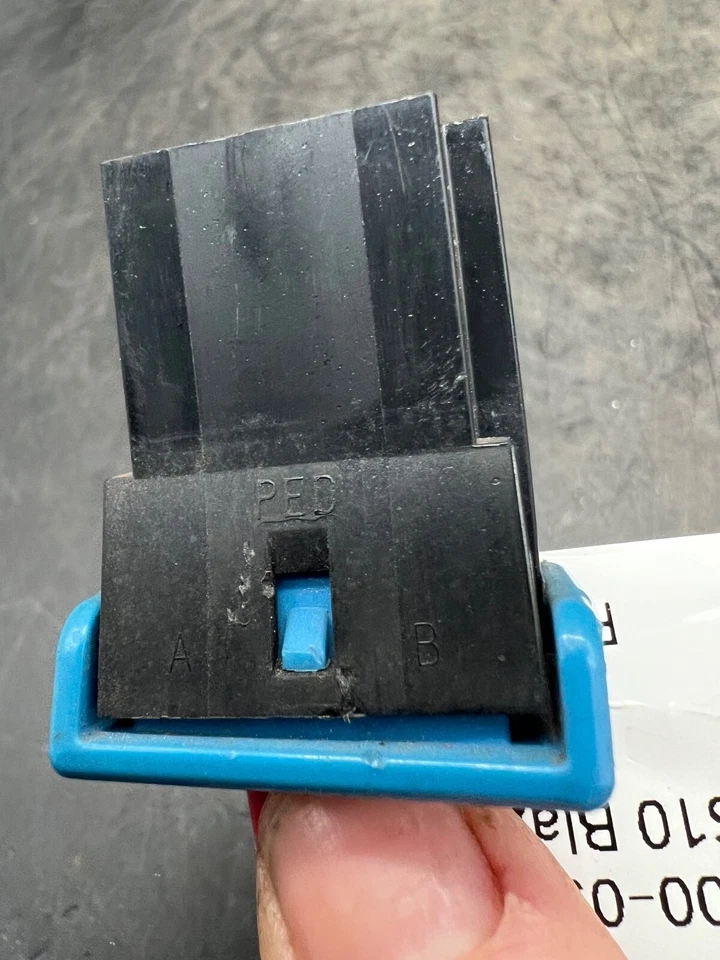 2000-2005 Chevrolet S10 Blazer Jimmy OEM Fuse Relay Box Pigtail Wiring Harness - Image 2 of 4