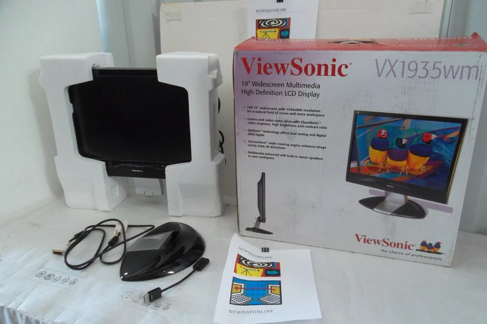 ViewSonic VX1935wm 19" Widescreen Monitor DVI VGA ClearMotiv Technology VS11307 - Image 2 of 4