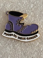 Pin’s Ville " les puces du Vieux Ganges " chaussures type dr. doc martens dc pin