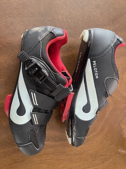 Zapatos de Ciclismo Peloton Talla 39 EE. UU. Para Mujer Talla 8 con Botines Negro Rojo Buen Estado Foto 2 de 4