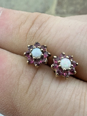 Geliebte Ohrringe 9 kt 0,375 Gelbgold Opal & Rubin gepunzt Versand weltweit