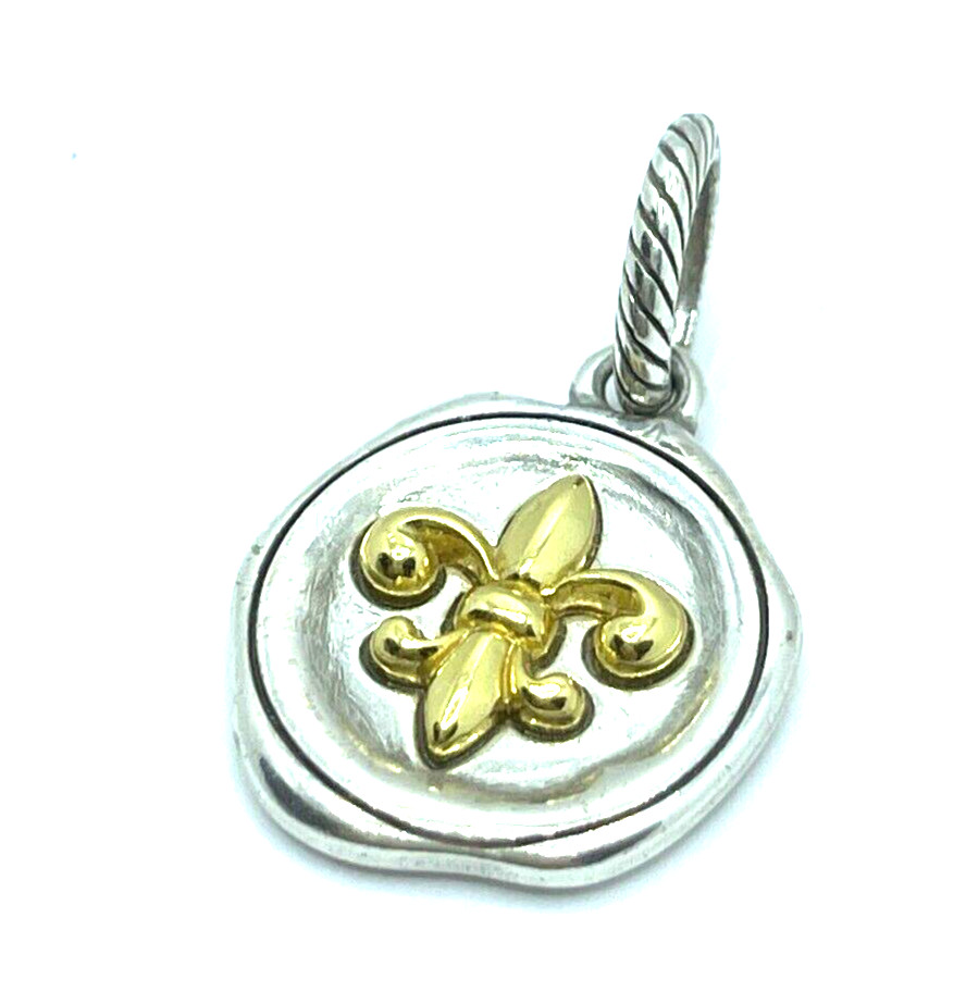 Dije colgante de carpa diem con sello de flor de lis Brighton dorado y plateado