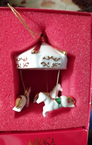 Mikasa Holiday Magic Carousel Horses Christmas Ornament Fine Porcelain FK015 - Afbeelding 1 van 5
