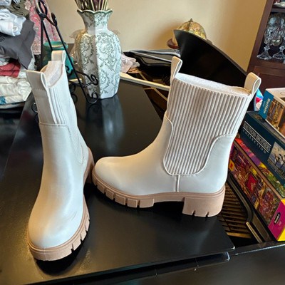 Qupid Renley-62 Chelsea Ankle Boots Off-White Faux Leather US 6 EU 37 UK 4
