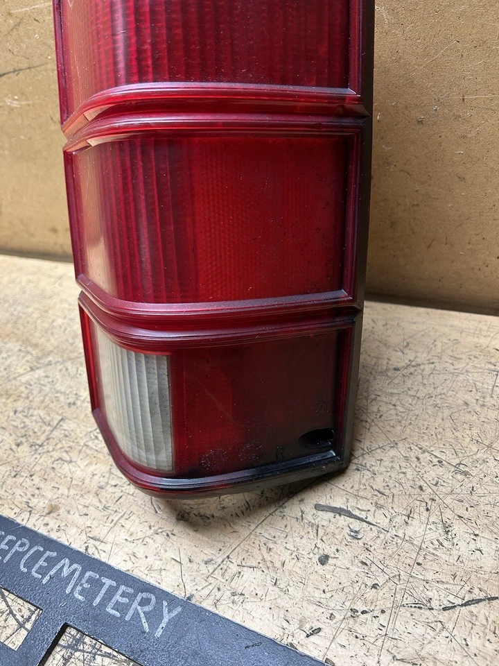 Оригинальный правосторонний задний фонарь для Jeep Comanche MJ 86-92 (с дефектами) - Изображение 3 из 4