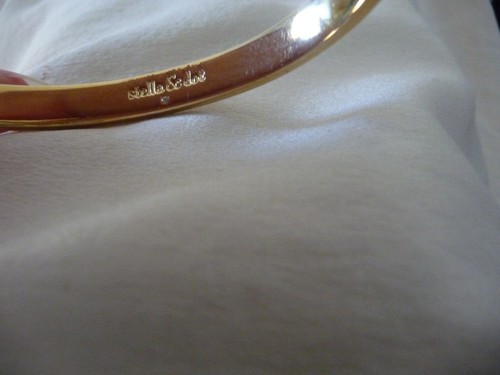 STELLA & DOT GOLD TONE HINGED XOXO LOVE BANGLE BRACELET #1430A - Picture 3 of 8