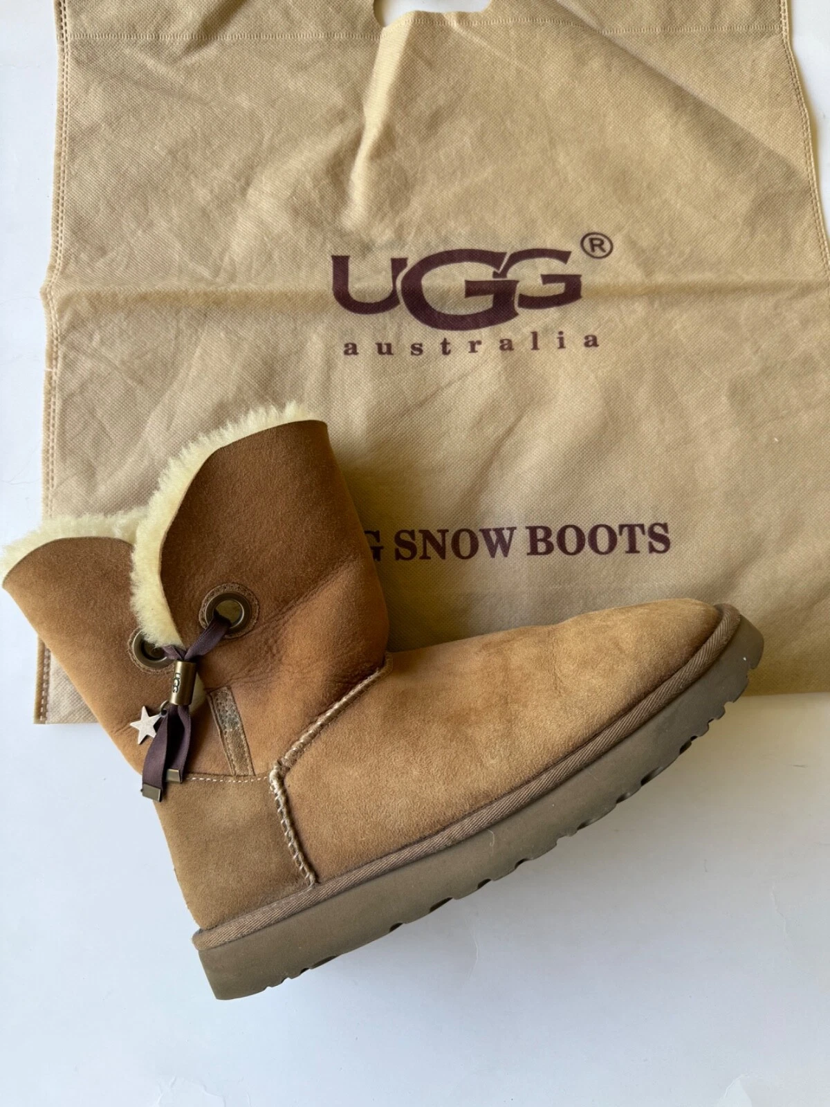 Stivali UGG corti in castagno con ciondolo stella taglia 10
