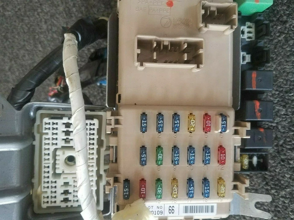 Caja relé de fusibles Subaru Legacy Outback 2000-2002 2,5 L OEM Foto 2 de 4