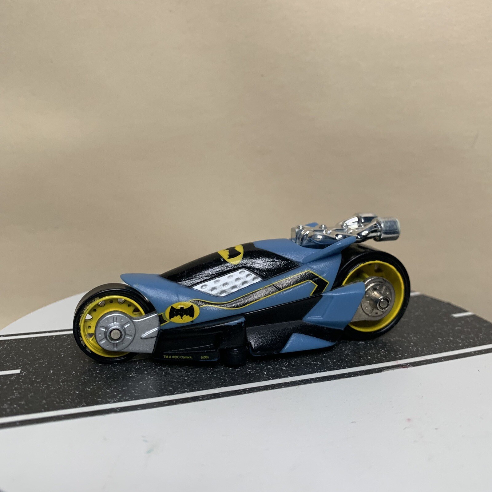 2006 Hot Wheels Hero Thunder Cycles DC Batman Motorcycle Blue/Black/Yellow
