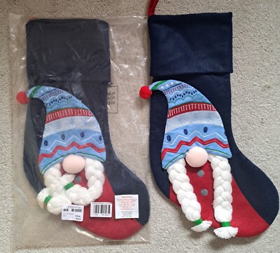 Zwei Mrs Gonk Weihnachtsstrümpfe