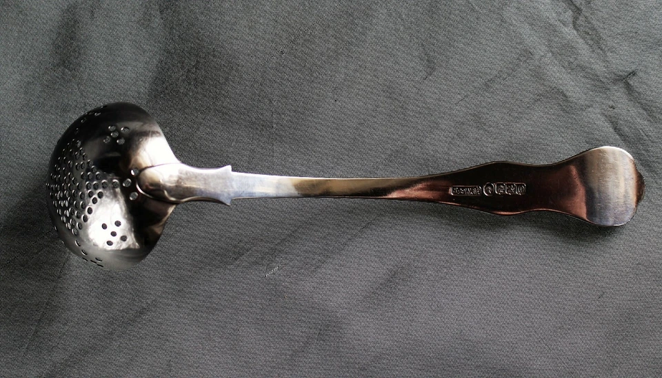 Cucharón/tamizador de azúcar Scottish King's Sterling Berry (Glasgow, 1859, J & W Mitchell) Foto 3 de 4