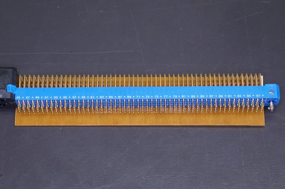 Conector hipertrónico KA392-0005-M0-0-HJ 392 posiciones 4 filas RA dorado KA392-0005 Foto 4 de 4