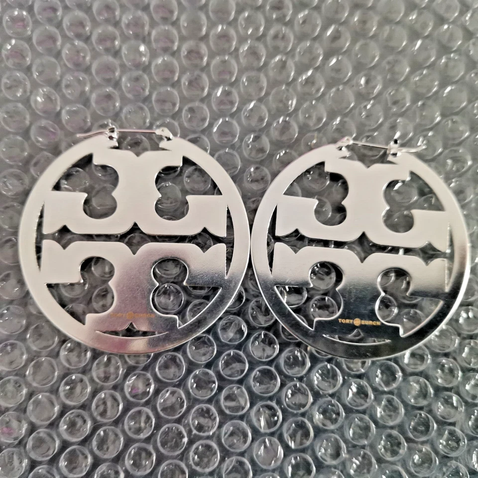 NUEVO TORY BURCH GRAN REDONDEZ LOGO PLATA Pendientes Foto 2 de 2