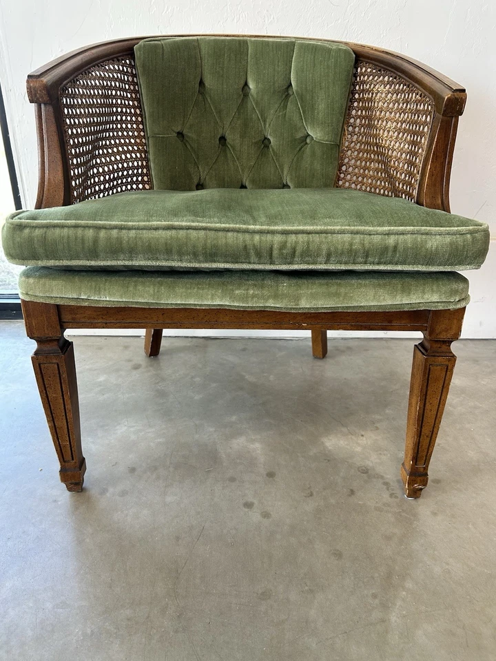 Винтажное кресло середины века с тростниковой спинкой и зеленой бархатной обивкой 1960-е - Изображение 2 из 4