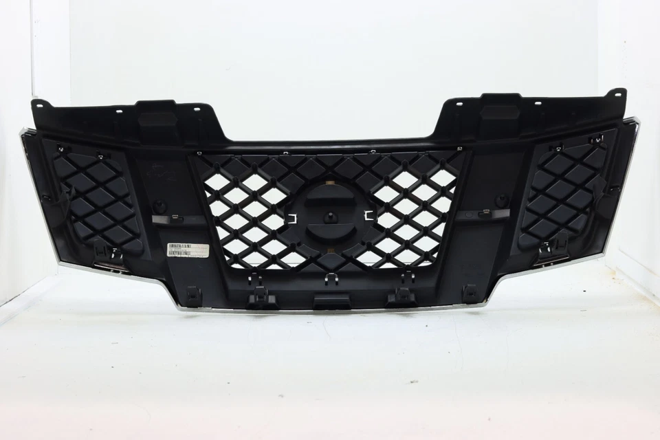 REJILLA CROMADA NISSAN FRONTIER 2010-2019 SIN EMBLEMA CENTRAL NISSAN 62310-9BA0A Foto 4 de 4