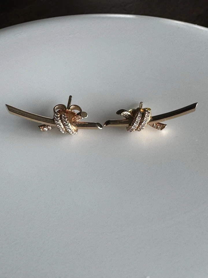 Juego de collar y pendientes con nudo de diamantes y oro de 18 quilates Tiffany & Co. Foto 4 de 4