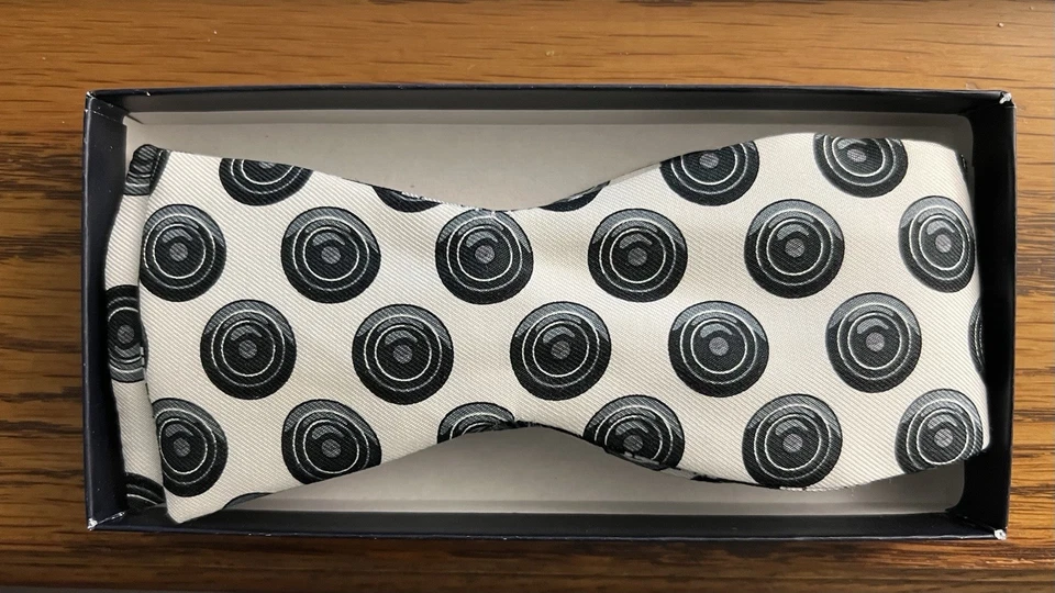 Pajarita de 2 caras Vineyard Vines con diseño de tapa Le Creuset (colecciones personalizadas) Foto 2 de 4