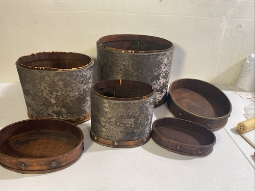 Set Of Antique Style Floral Metallic Embossed Nesting Boxes Wooden Banding - 第 12/24 張圖片