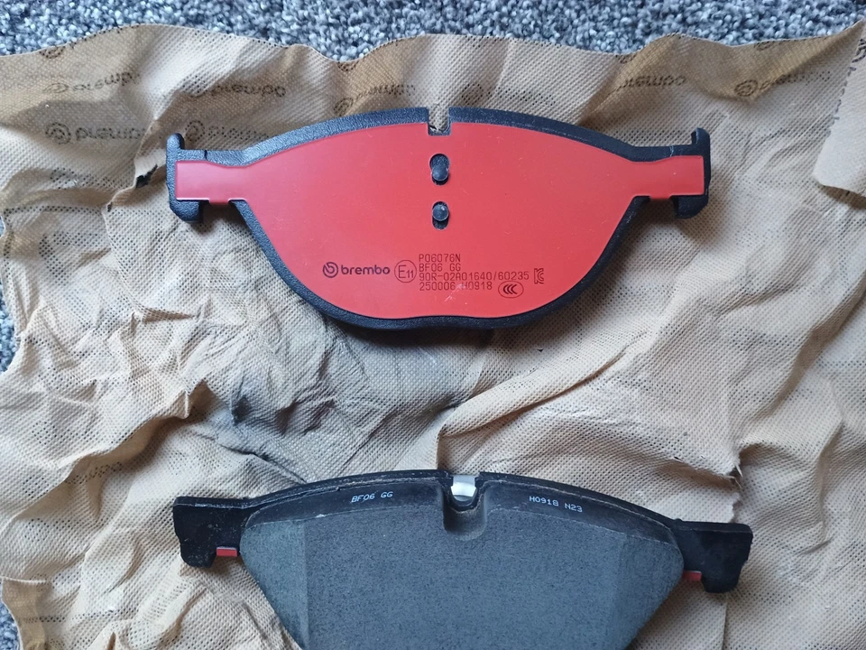 Pastillas de freno de disco delanteras de cerámica Brembo P06076N para BMW 650i Gran Coupé 2013-2019 Foto 2 de 4