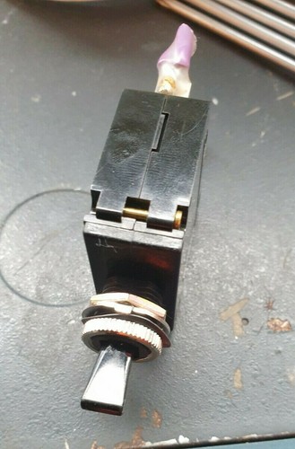 IDEC NRLT1100 CIRCUIT BREAKER (IN7S2) - 第 1/2 張圖片