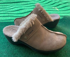 tan crocs with fur