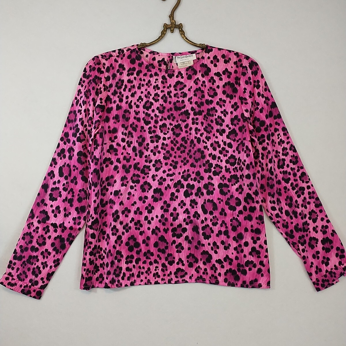 Camicetta di seta vintage Yves Saint Laurent Encore France rosa caldo fucsia stampa leopardata