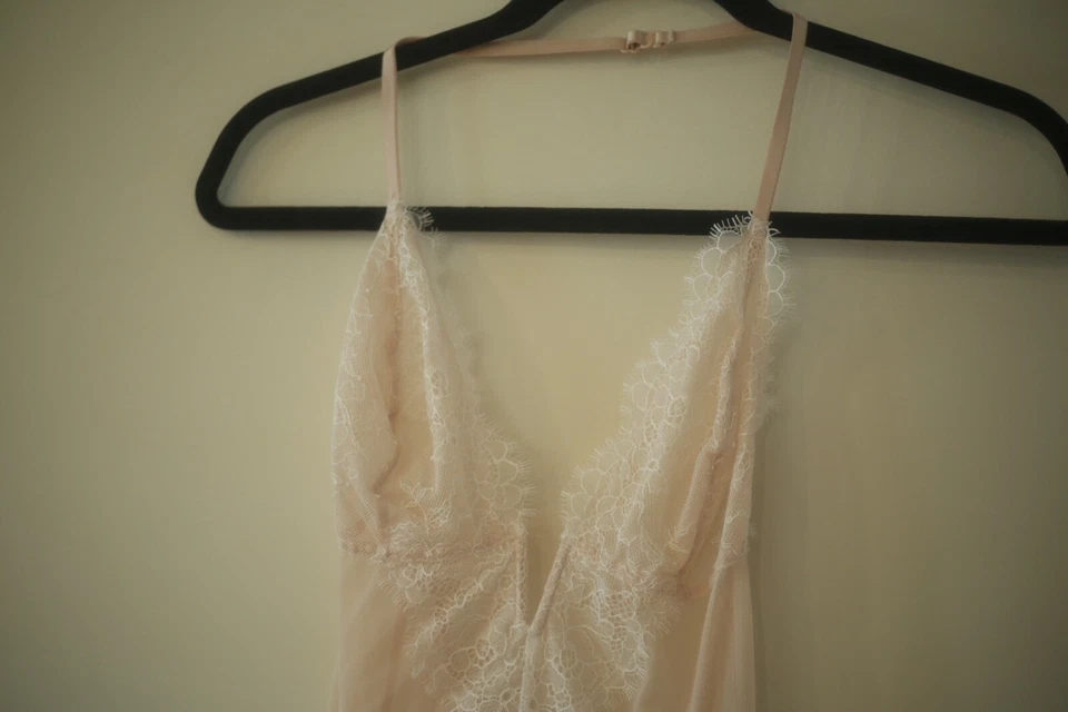 Body Victoria's Secret para mujer talla grande beige encaje transparente cuello en V lencería Foto 3 de 4