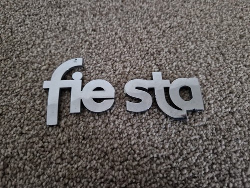 VINTAGE FORD FIESTA KAROSSERIE MOTORHAUBE KOFFERRAUM MASKOTTCHEN ABZEICHEN SCHRIFT YS61 B42528AA