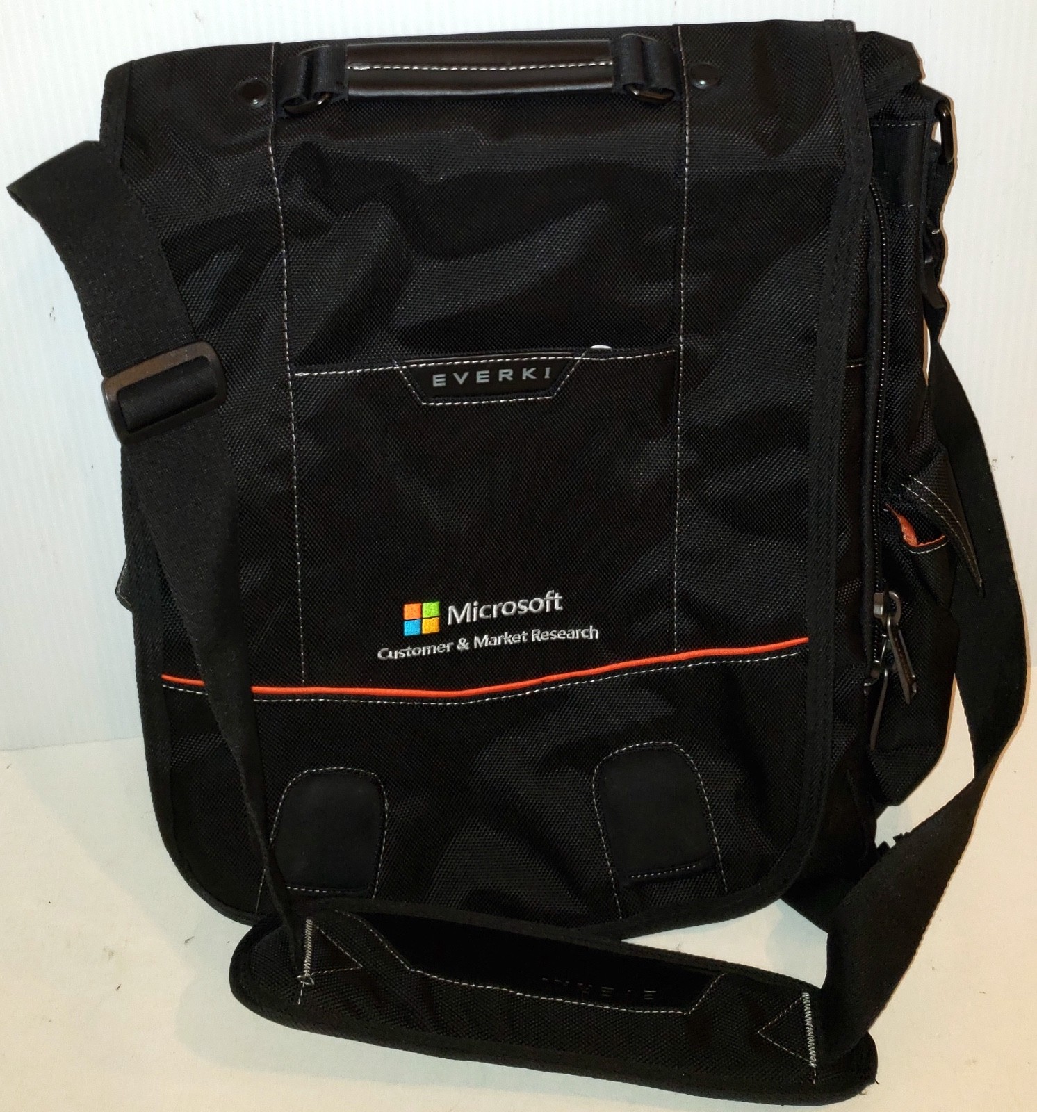 EVERKI MICROSOFT EKS620 Urbanite Laptop Vertical Messenger Bag, fits up to 14.1&rdquo;