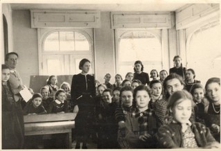 Photo Pomerania Rathsdamnitz young girl pigtails girl A vintage 1941