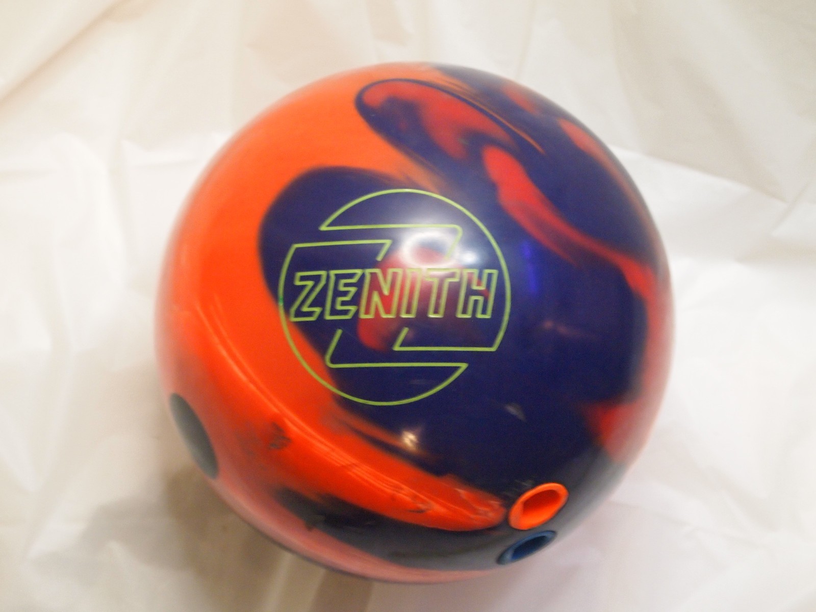 Brunswick Zenith Solid Bowling Ball 14lbs 13oz  Preowned