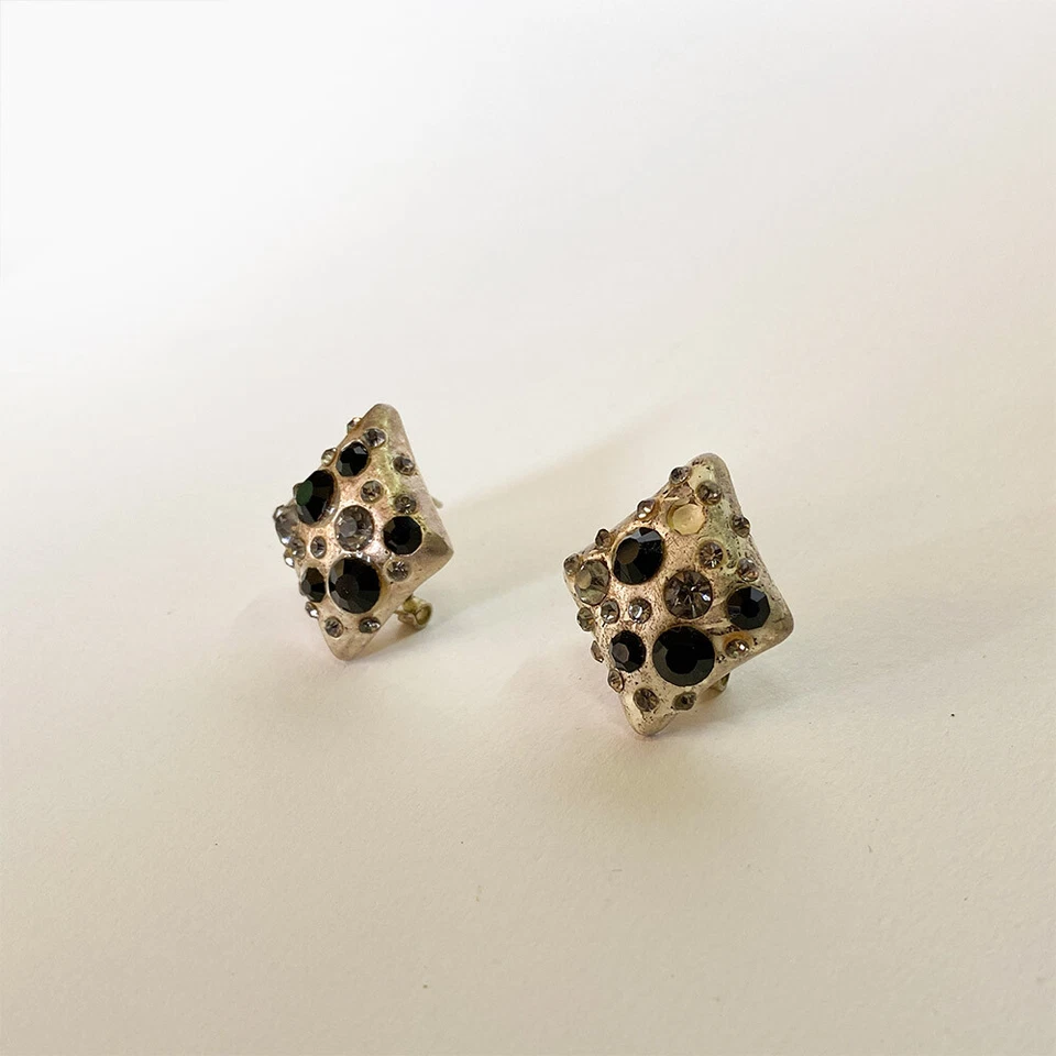 Orecchini a Forma di Rombo con Brillantini e Pietre Nere - Immagine 2 di 4