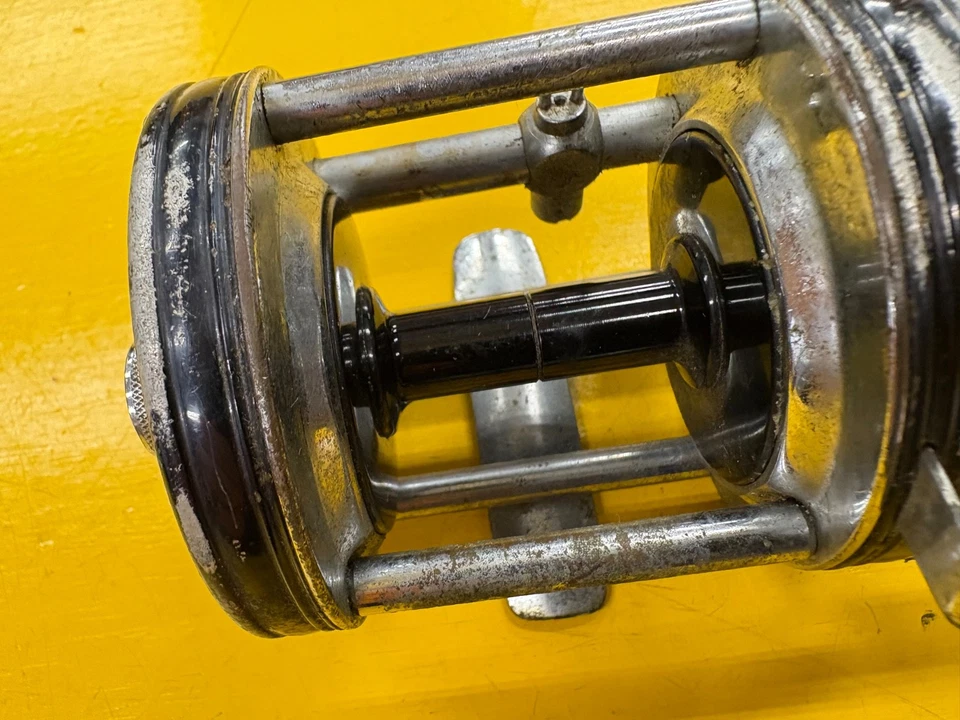 Carrete de fundición de cebo vintage Ambassadeur 6000c negro piezas o reparación Foto 4 de 4