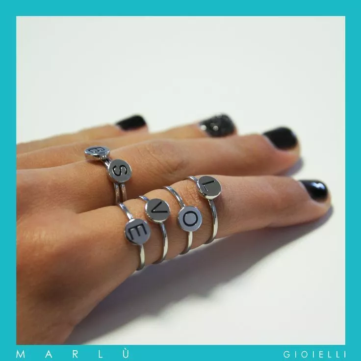 Anello con lettera best sale marlu