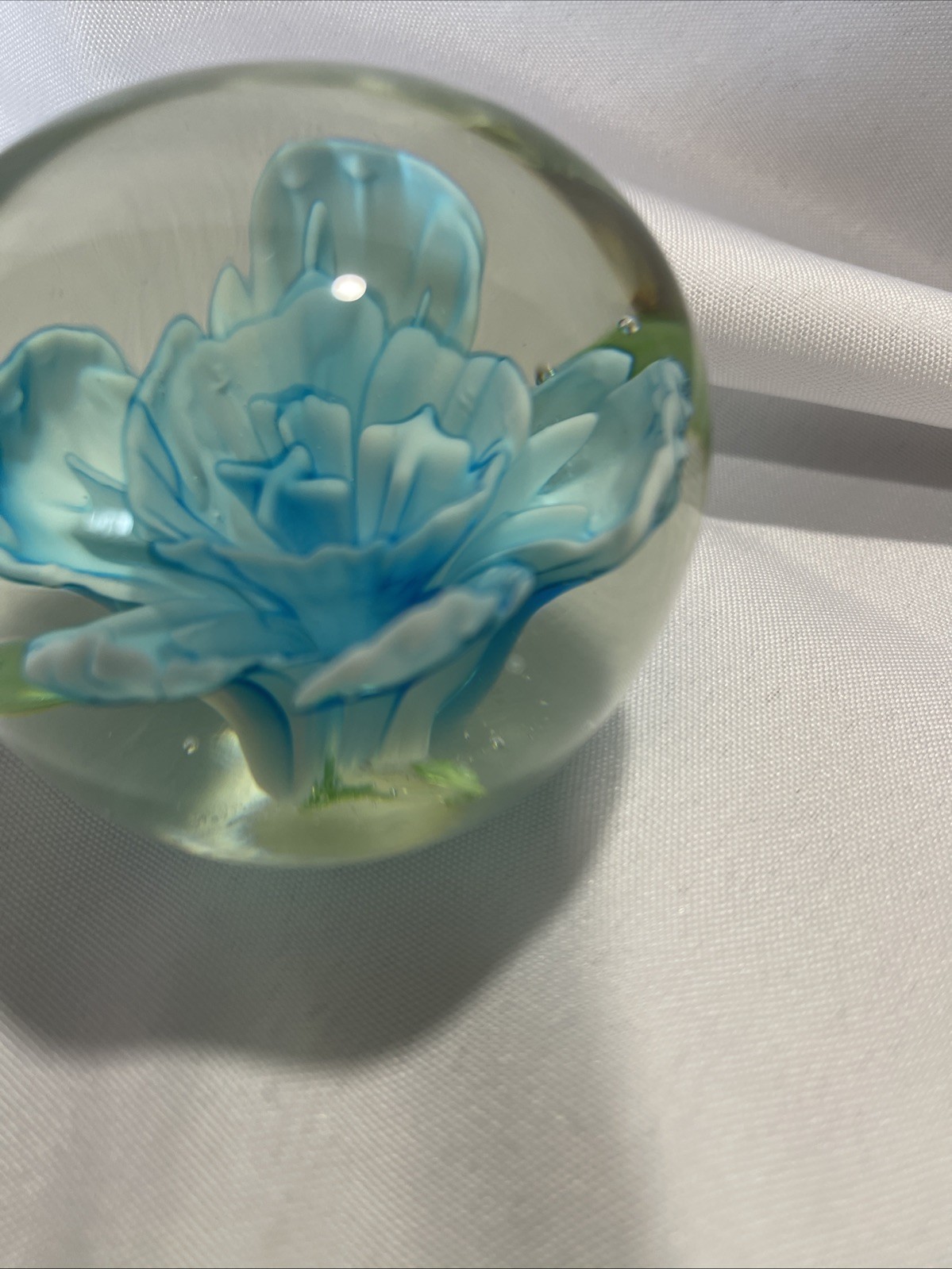 как выглядит Paperweight glass ball with beautiful aqua and white flower design inside фото