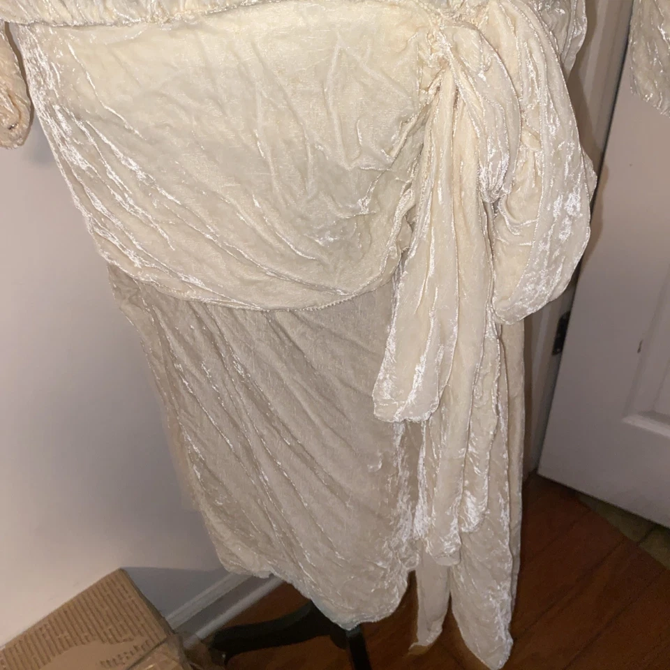 VINTAGE LATE 1920'S VELVET DROP WAIST DRESS WITH RHINESTONE BROOCH - Image 2 of 4