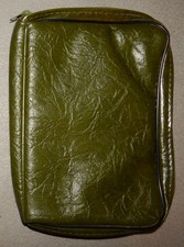 Green Zipper Bible Cover - imitation leather (8  1/4" x 5  1/2" x 1") new