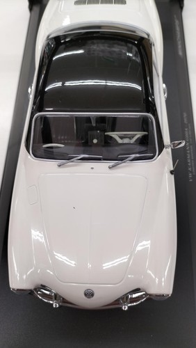 Minichamps Vm Karmann Ghia 1970 1/18 Scale Car - Picture 8 of 9