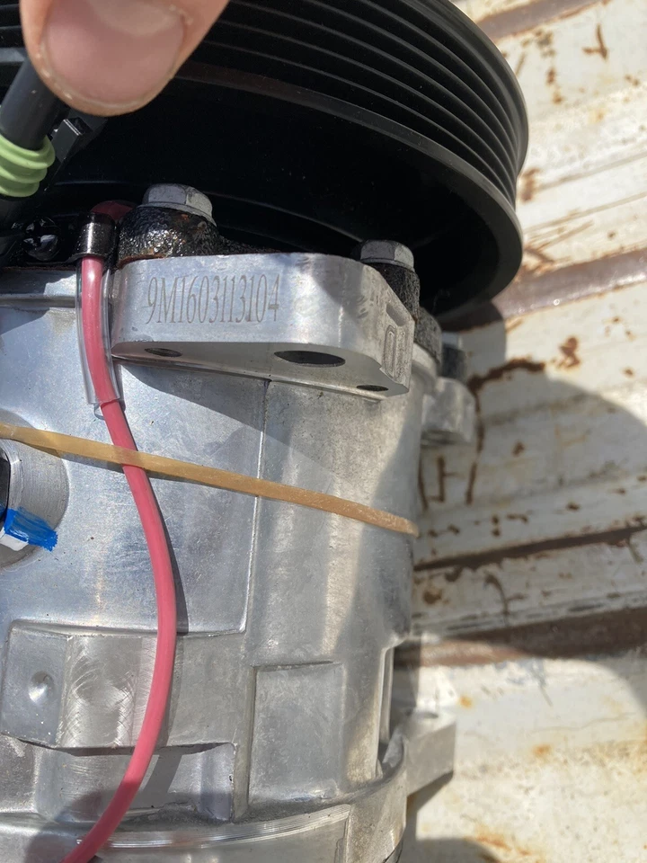 Case New Holland ac compressor - Image 3 of 4