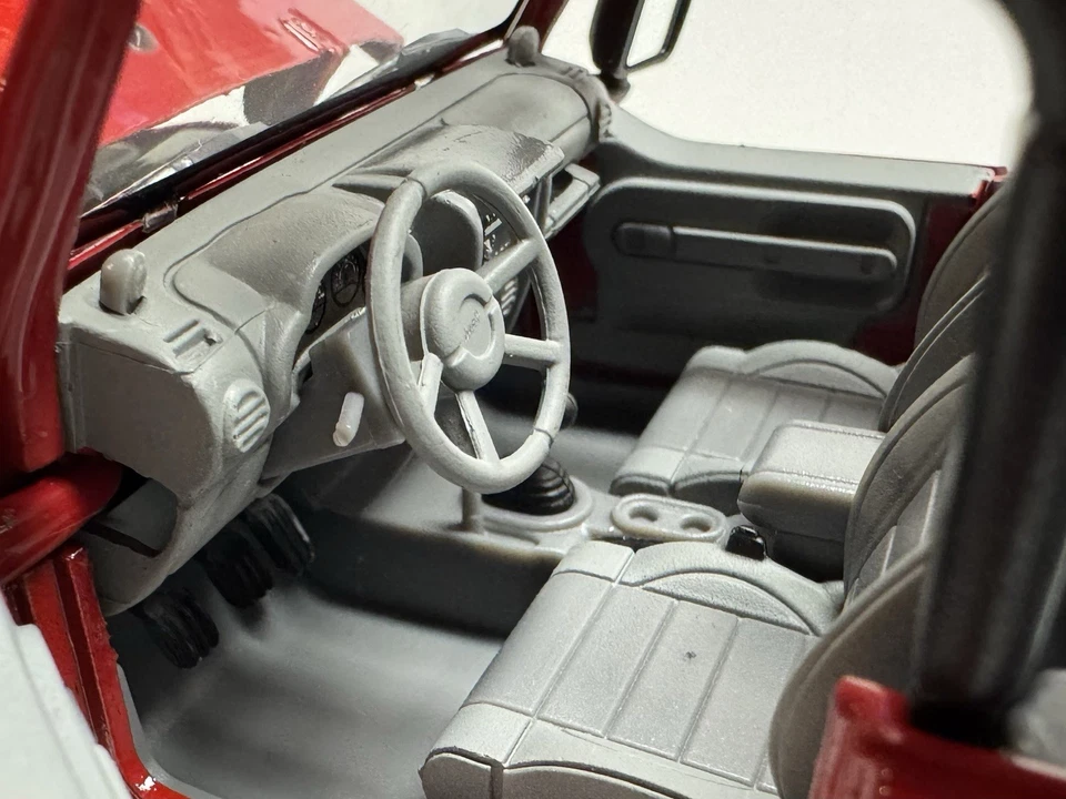 Red 1/24 2007 Jeep Wrangler Rubicon Soft Top Die-cast Car By Welly - Image 4 of 4