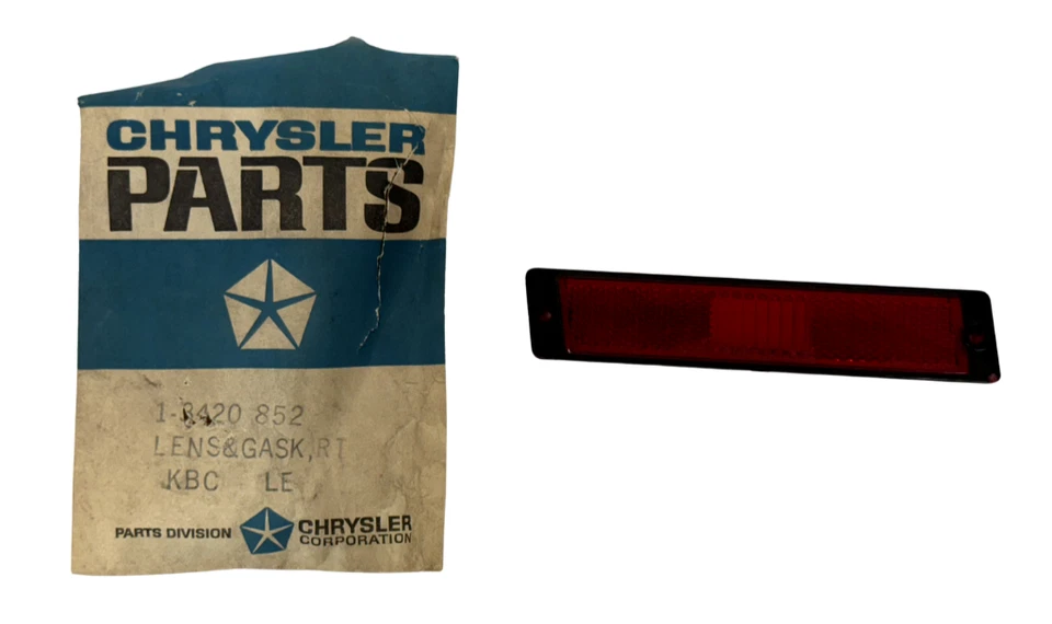Lámpara marcadora trasera derecha Chrysler 1970-1971 lente roja 3420852 NOS. Foto 2 de 4